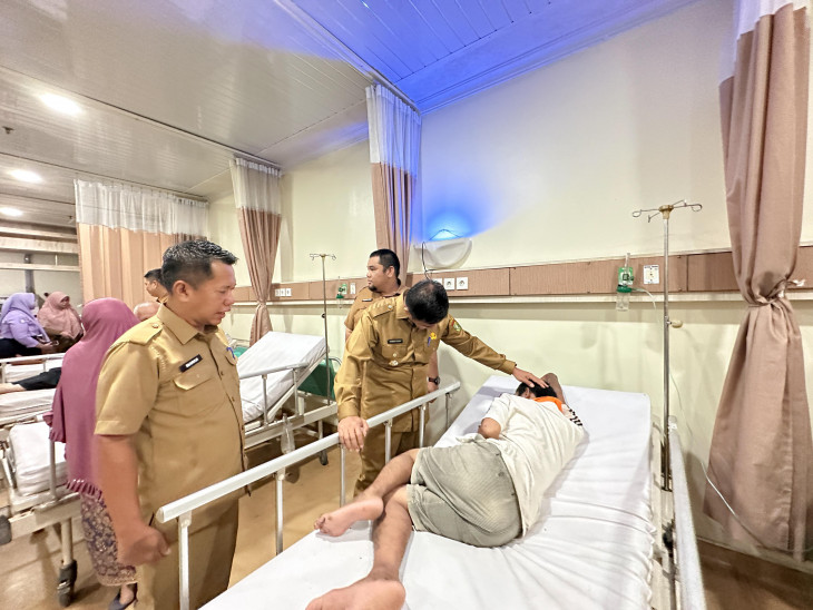 Peduli Warga, Bupati Kampar Jenguk Anak Terlantar yang Dirawat di RSUD Bangkinang