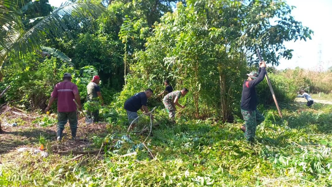 Anggota Koramil 04/Perawang Laksanakan Pembersihan dan Pemasangan Patok di Lahan Milik Koramil Yang Menjadi Aset TNI AD