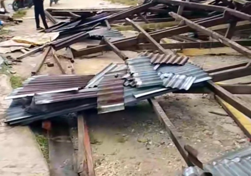 Puting Beliung Terjang Pasar Jalur 5 Dayun, Bangunan Porak Poranda dan Warga Panik