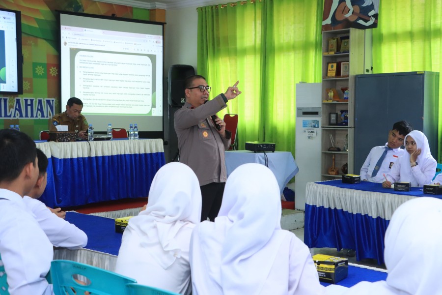 Polres Inhil Sosialisasikan Green Policing di SMAN 1 Tembilahan, Dorong Generasi Muda Peduli Lingkungan