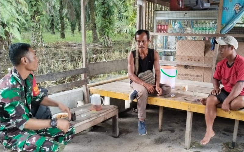 Bangun Keakraban, Babinsa Koramil 03/Sungai Sembilan Gelar Komsos Bersama Masyarakat