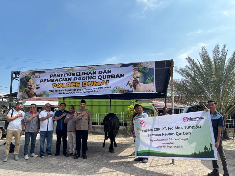 PT Ivo Mas Tunggal Salurkan Hewan Qurban Sapi ke Masjid Polres Dumai, Kapolres Apresiasi Kepedulian Perusahaan