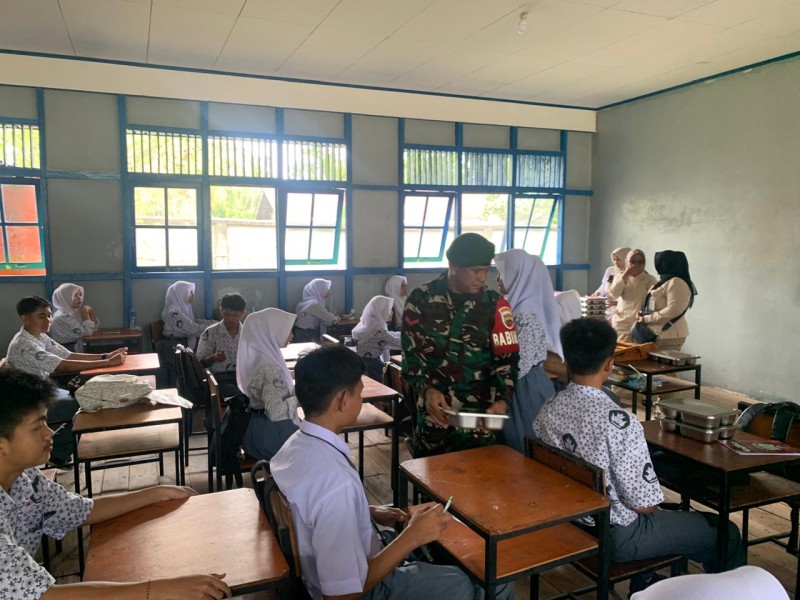 Babinsa Koramil 06/Kateman Kembali Dampingi Kegiatan Makan Bergizi Gratis di Kateman