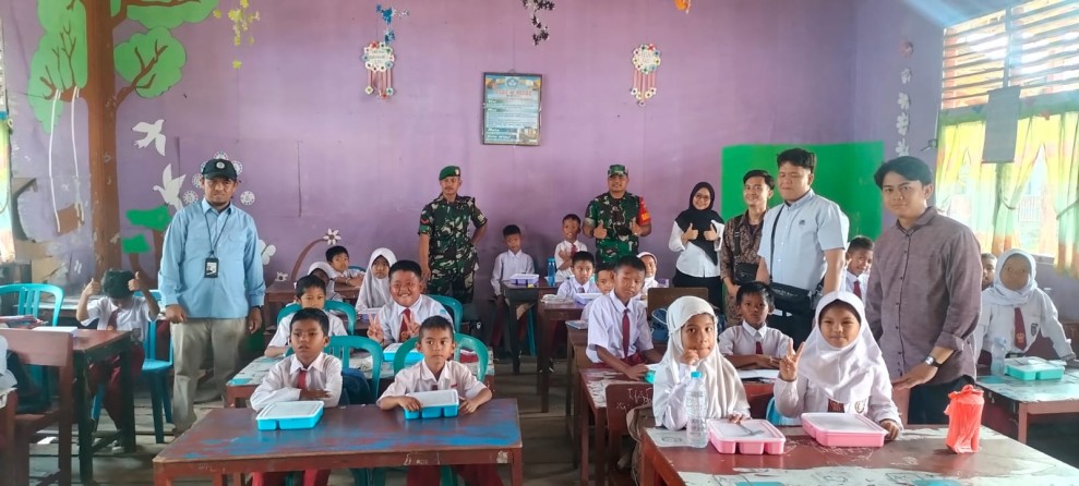 Dukung Pemenuhan Gizi Anak, Babinsa Koramil 06/Kateman Kembali Dampingi Program Makan Sehat Bergizi di Sekolah