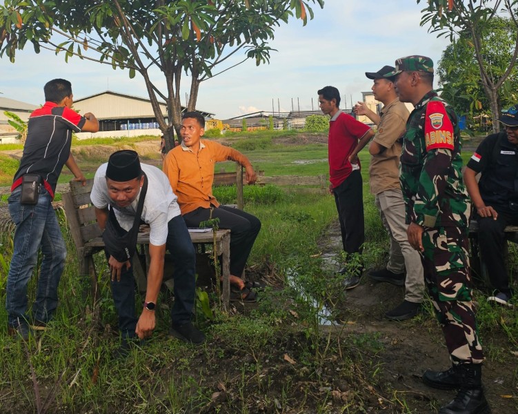 Babinsa Koramil 06/Kateman Dampingi Peninjauan Lahan Koperasi Merah Putih di Desa Air Tawar