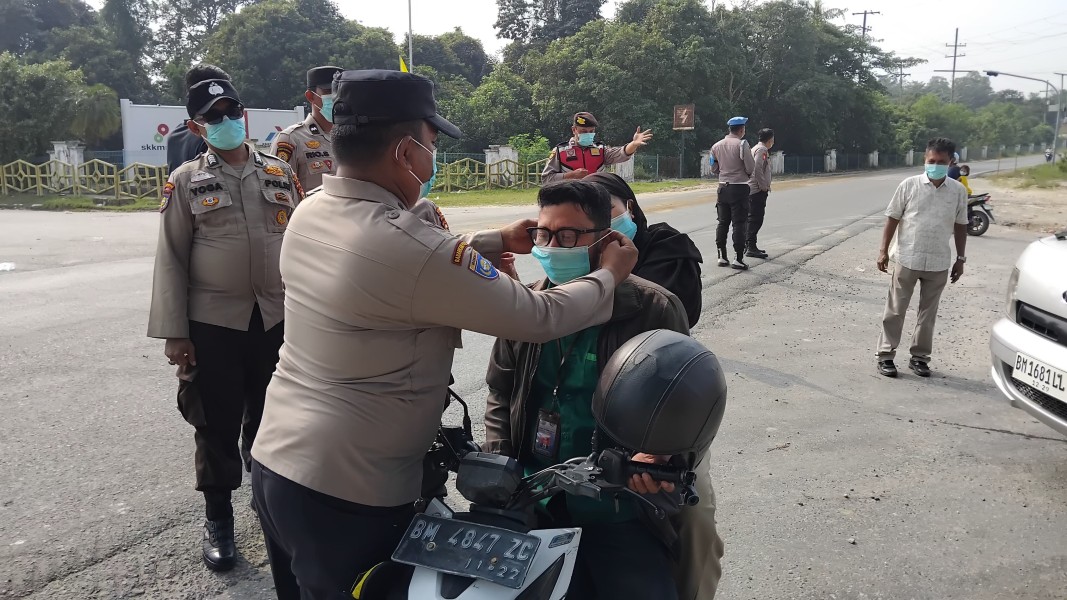 Antisipasi Gangguan Kesehatan Akibat Kabut Asap, Polsek Minas Rutin Bagikan Masker Kepada Masyarakat