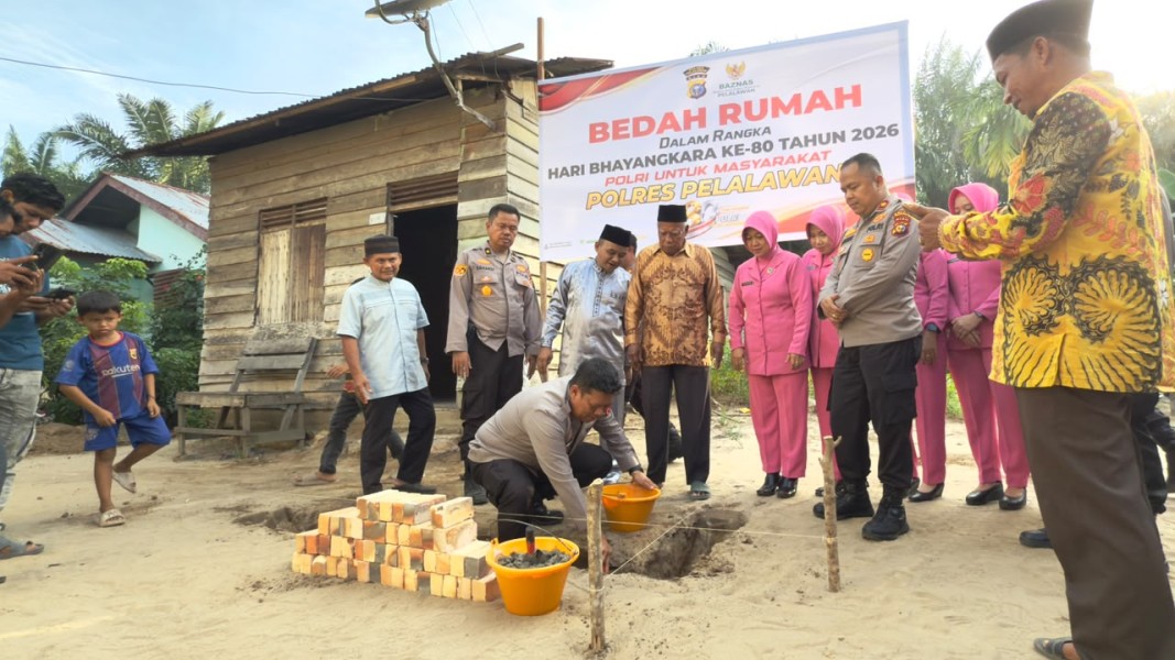 BEDAH RUMAH HUT BHAYANGKARA KE-80, POLRES PELALAWAN BANGUN HARAPAN BARU UNTUK KELUARGA USMAN