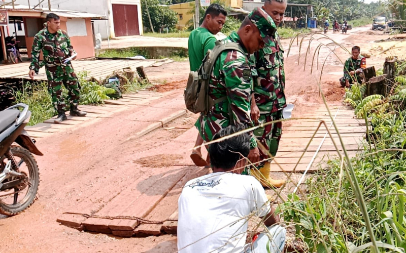 Kodim 0320 Dumai Monitoring Kondisi Jembatan Sungai Geniot