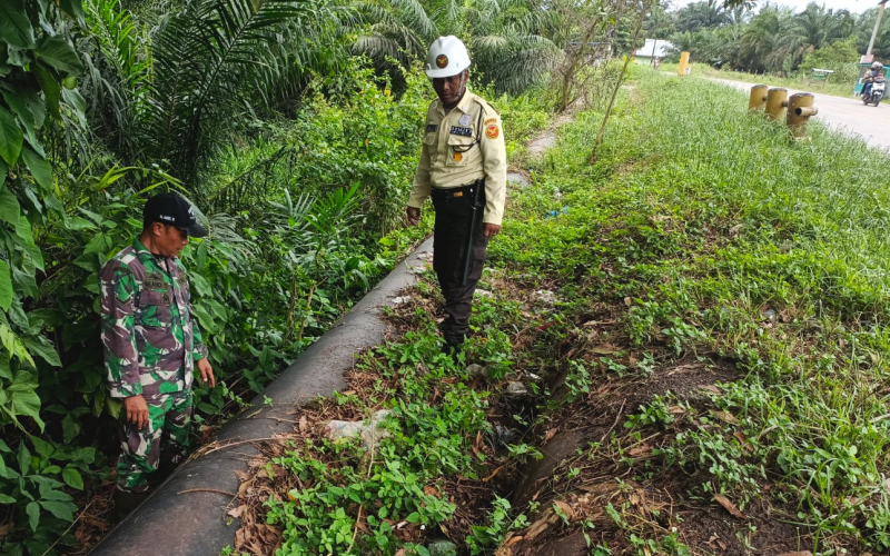Koramil 02 Bukit Kapur Sosialisasi Keamanan di Wilayah Pipa Minyak