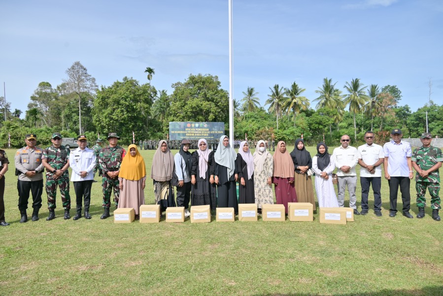 Waaster Kasdam IM Bersama Dandim 0102/Pidie dan Forkopimda Serahkan Bantuan Sosial kepada Warga pada Pembukaan TMMD Ke-129