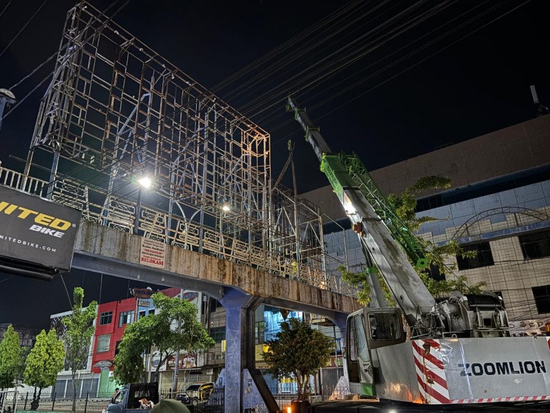 Pemko Pekanbaru Bongkar JPO Tuanku Tambusai karena Kondisi Lapuk dan Membahayakan