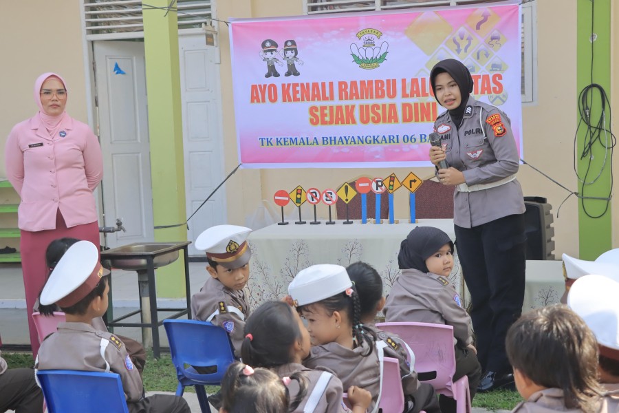 Polisi Sahabat Anak Sapa TK Bhayangkari Bangkinang! Tanamkan Etika Tertib Lalu Lintas dan Green Policing Sejak Dini!