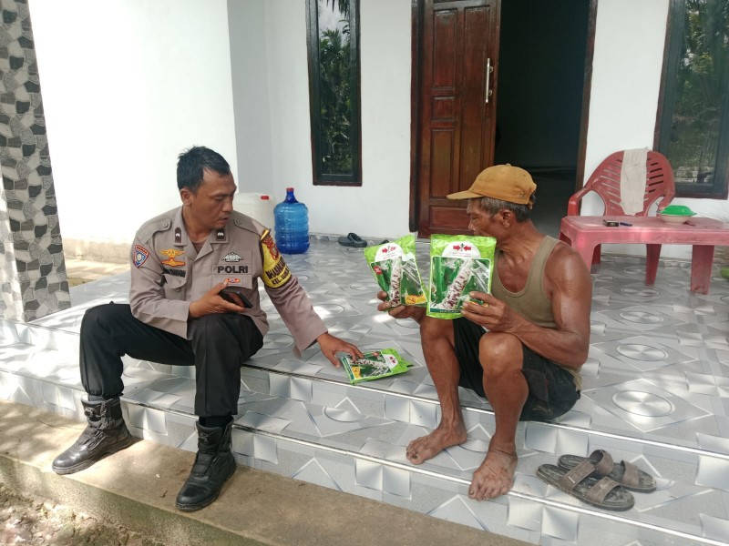 Bhabinkamtibmas Polsek Sungai Sembilan Kawal Lahan Ketahanan Pangan dan Salurkan Bantuan Benih Jagung Pipil kepada Petani
