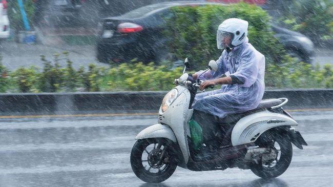 Awas Licin! Tips Selamat Naik Motor Saat Hujan Lebat