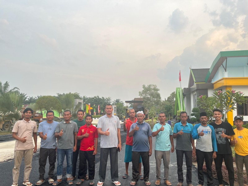 Kades Sontang Aspal Komplek Kantor dengan Dana Pribadi, Wujud Nyata Menuju Desa Maju 2025