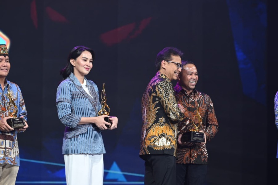 Bareng Gubernur Cantik Sherly, Wahid dapat Penghargaan KOMPAS TV