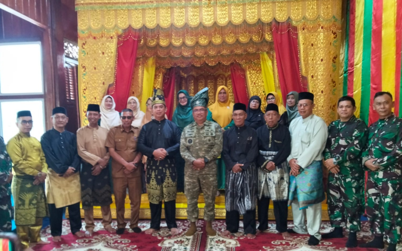 Disambut Tepung Tawar, Tim Mabes TNI Bahas Pencegahan Karhutla Bersama LAMR Meranti