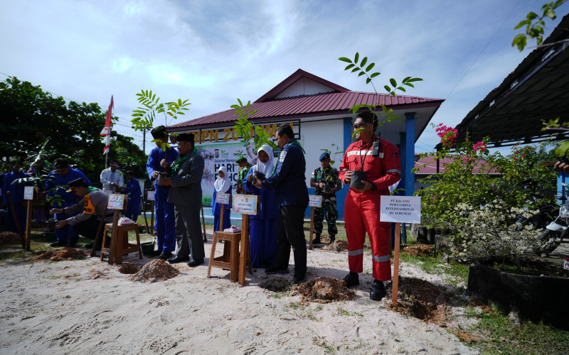 Hari Pohon Sedunia, Kilang Pertamina Dumai Ikut Tanam Pohon di SMPN 20 Dumai
