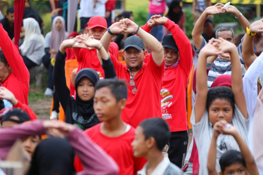 Diikuti Ribuan Warga, Jalan Sehat HUT RI di Kwalian Penuh Kebersamaan dan Kemeriahan