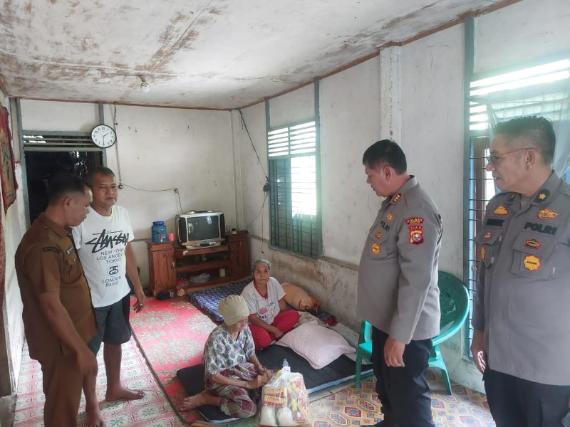Kabag SDM Polres Kampar dan Kapolsek Kampar Cek Lahan Jagung di Pulau Jambu, Lanjutkan dengan Silaturahmi & Beri Bantuan ke Warga Kurang Mampu, 'Polri Peduli'!