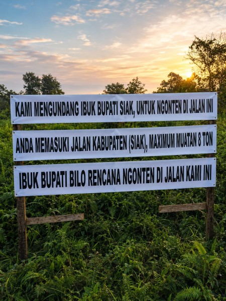 Warga Bentang Spanduk Sindir Bupati Siak, Jalan Sungai Rawa Hancur Diduga Digilas Truk Bertonase Besar