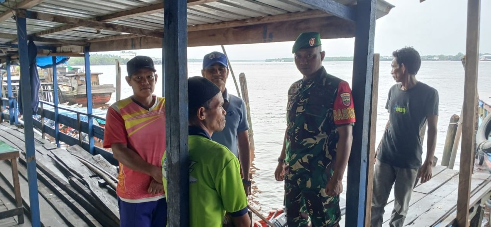 Jelang Arus Mudik, Babinsa Koramil 06/Kateman Ingatkan Penambang Speed Boat Utamakan Keselamatan
