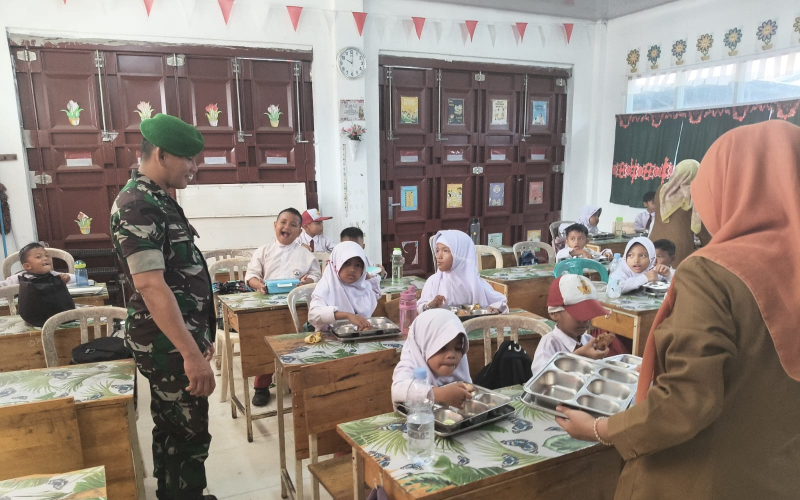 Dukung Program Gizi Anak Sekolah, Babinsa Teluk Binjai Hadir di Tengah Siswa Dumai
