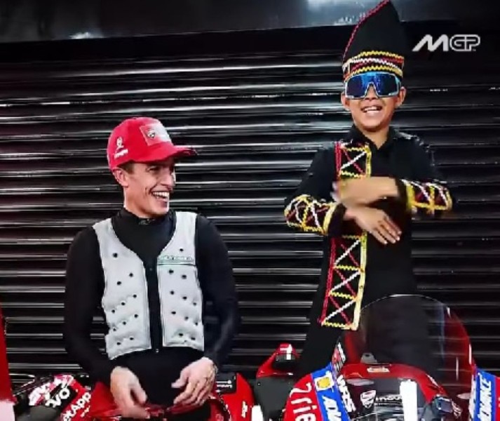 Marc Marquez Joget Bareng Bocah Joki Pacu Jalur di MotoGP Mandalika 2025