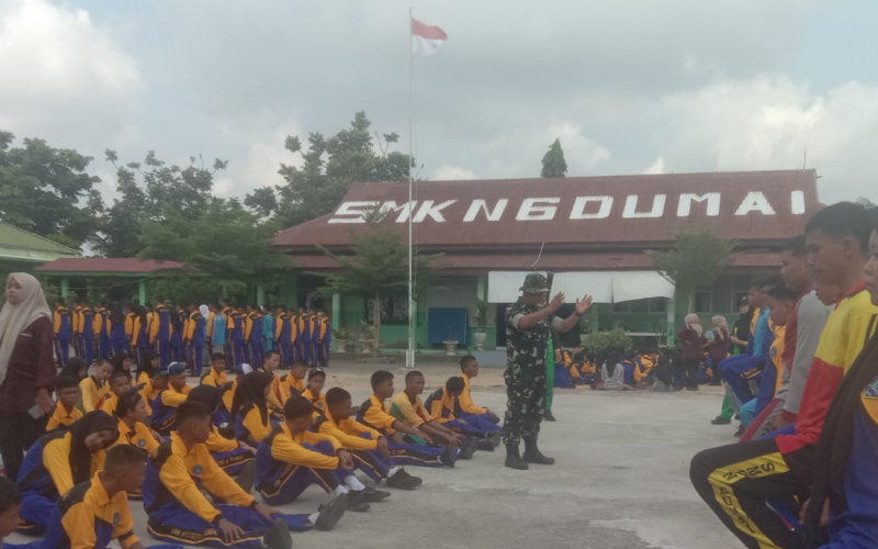 MPLS SMKN 6 Dumai, Koramil 02/Bukit Kapur Gembleng Siswa Baru dengan Latihan PBB