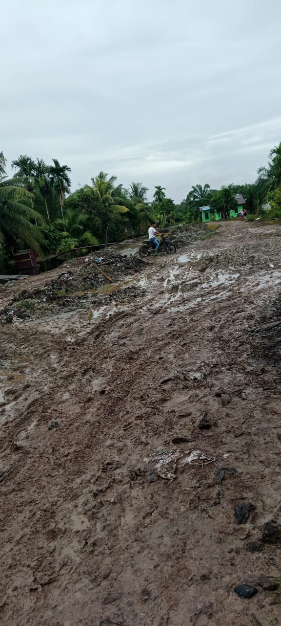 Hujan Dua Hari Berturut-turut, Kampung Tengah Senepis Batu Teritip Dumai Rusak Parah