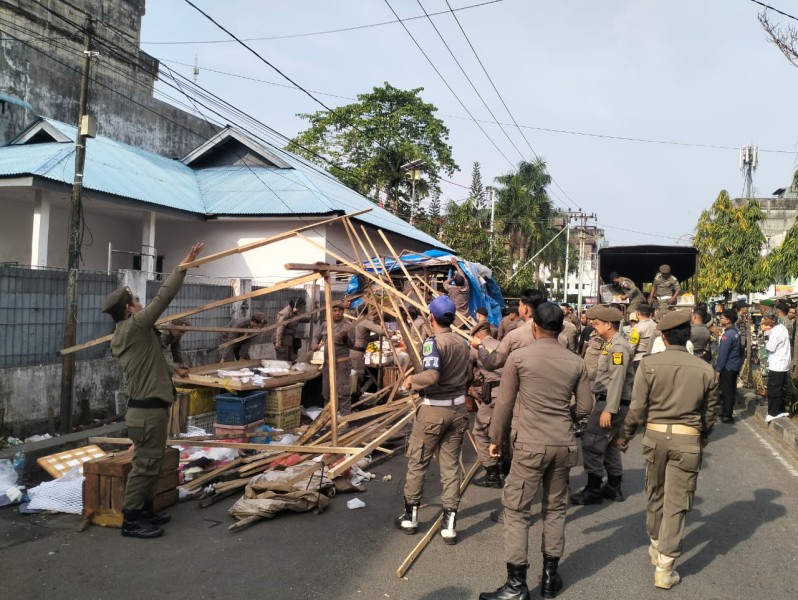 Operasi Gabungan Tertibkan PKL, Trotoar dan Bahu Jalan Kota Bagansiapiapi Dikembalikan ke Fungsinya