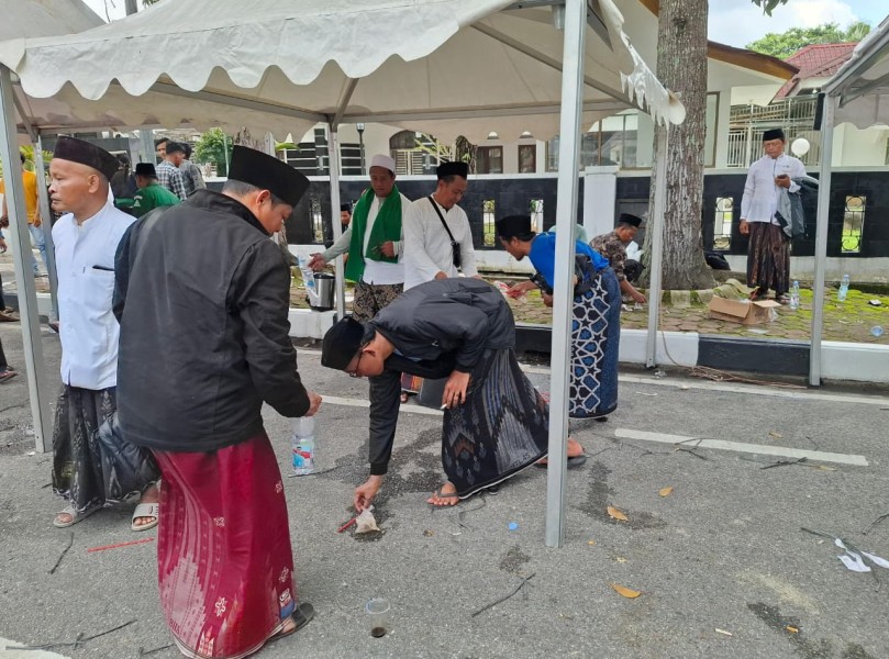 Himasal dan Banom NU Bersihkan Lokasi Aksi di KPID Riau, Banjir Pujian dari Masyarakat