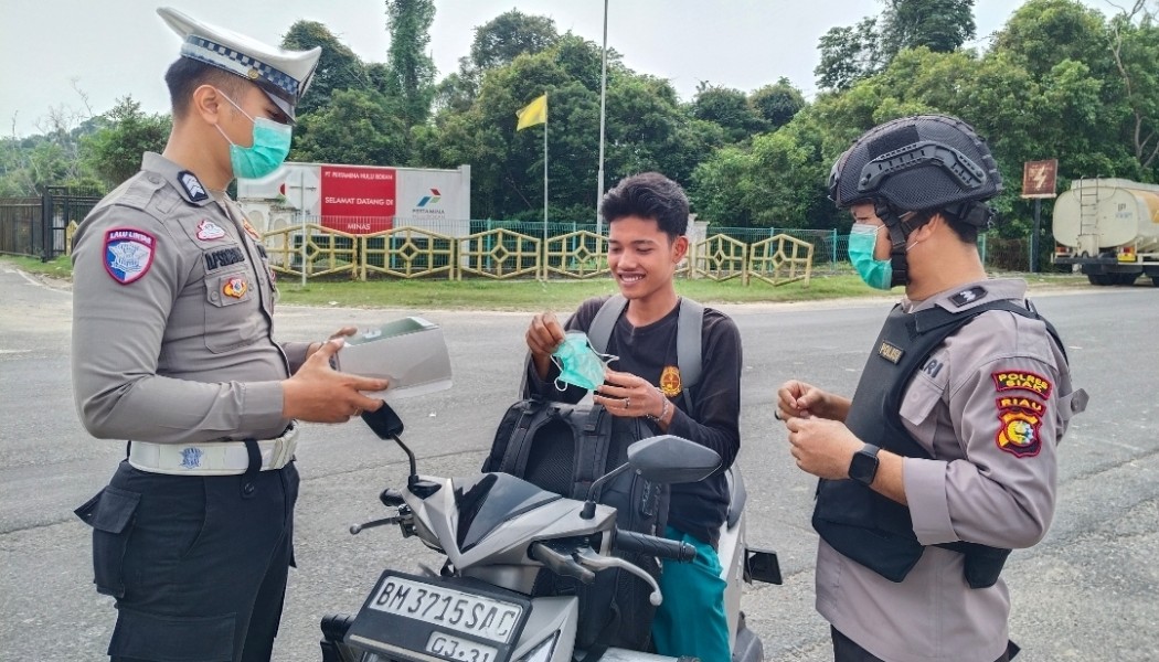 Polsek Minas Bagikan 100 Masker di Simpang Gate I PHR untuk Lindungi Warga dari Kabut Asap