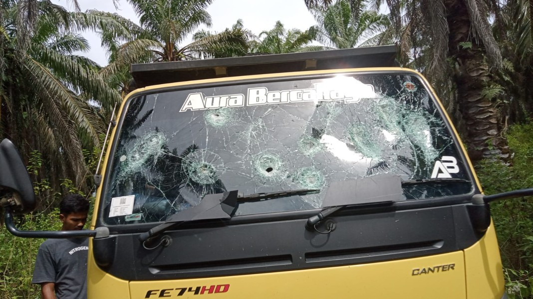 Sopir Truk di Senama Nenek Diduga Dikeroyok Sekelompok Orang Bersebo, Truk Colt Diesel dan Sepeda Motor Rusak Parah