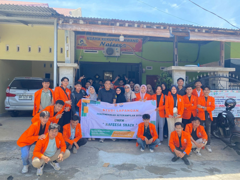 Mahasiswa STIE Riau Studi Lapangan ke UMKM Nafeesa Snack, Pahami Proses Bisnis Industri Makanan Ringan