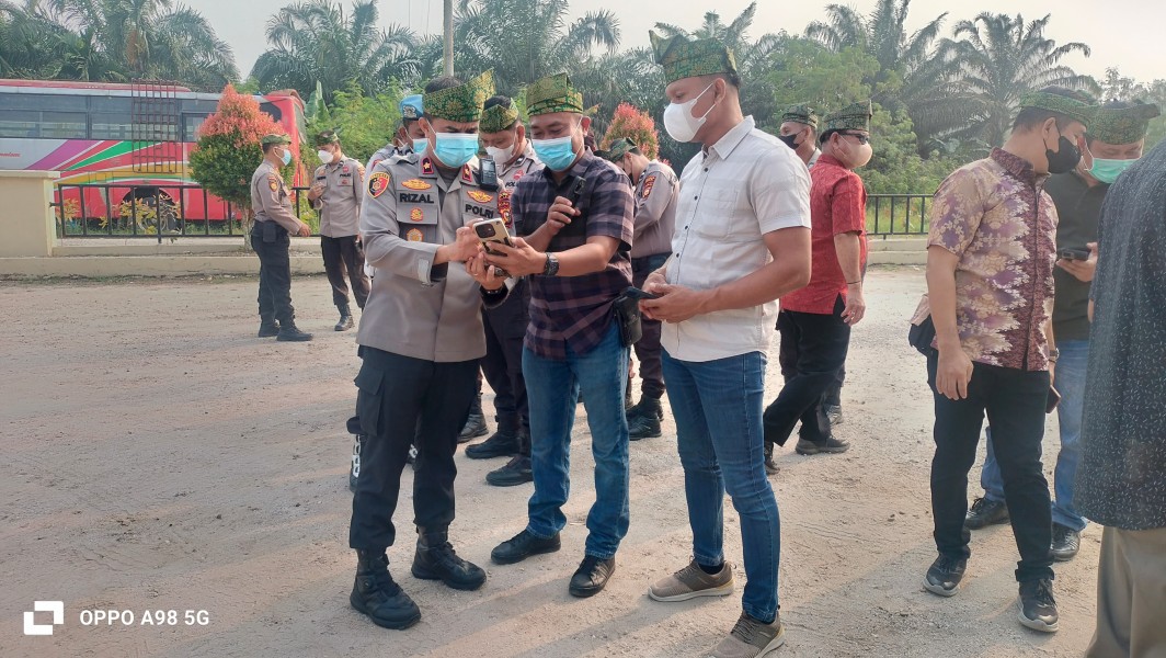 Cegah Judi Online Merasuki Personel, Polsek Minas Periksa Handphone Seluruh Anggota