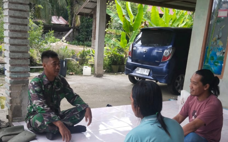 Melalui Komsos, Babinsa Koramil 03 Sungai Sembilan Perkuat Sinergi dan Kondusivitas Wilayah