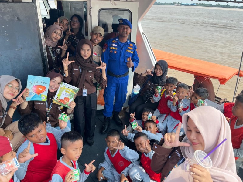 Bikin Seru, Siswa SD di Indragiri Hilir Belajar di Kapal Baca Polisi