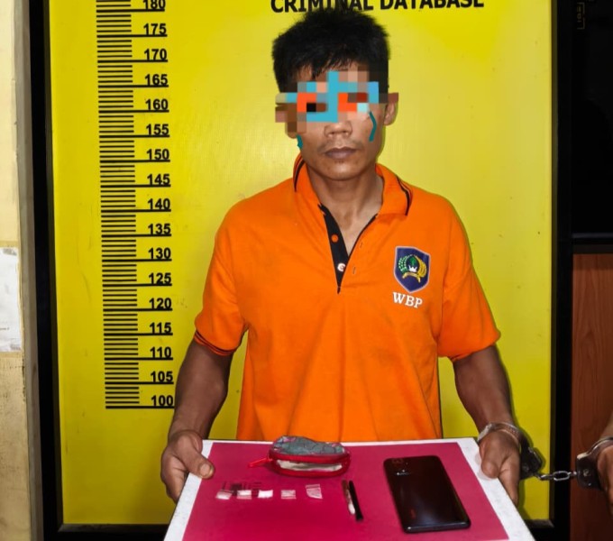 Aksi Nekat Pemuda Panjat Plafon Saat Hendak Disergap Polisi Gara-gara Narkoba