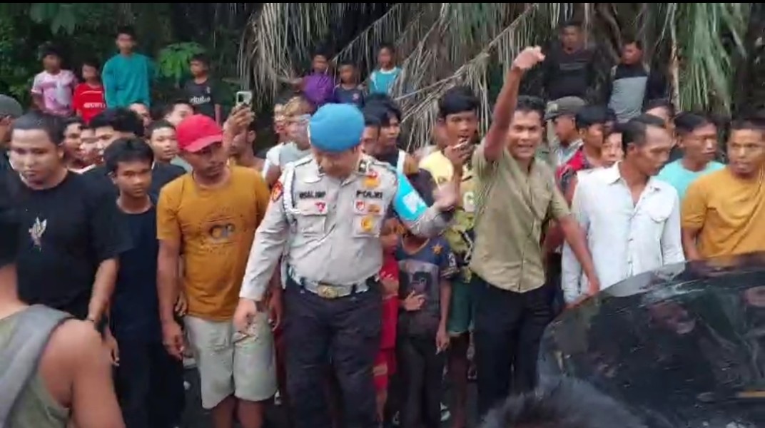 AKSI SPONTANITAS MASYARAKAT TERKAIT PENGUNGKAPAN KASUS NARKOBA DI KECAMATAN RANTAU KOPAR