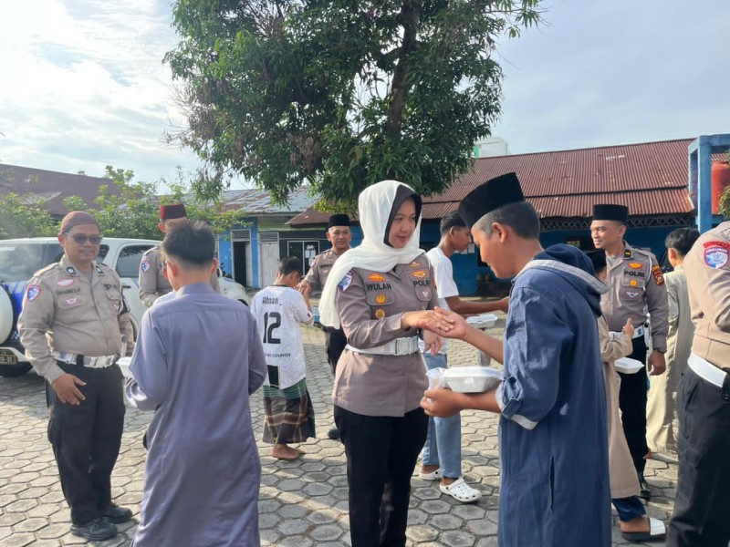Polisi Humanis, Satlantas Polres Kampar Hadirkan Senyum di Wajah Anak-Anak Panti Asuhan Muhamadiyah dengan Berbagi Takjil