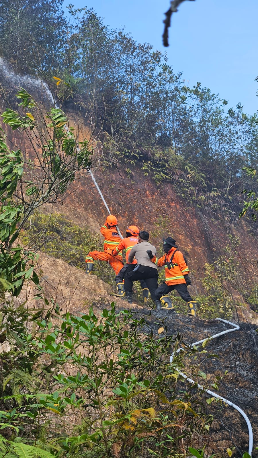 Kapolsek Bangkinang Barat Pimpin Pemadaman Karhutla di Salo Timur, Api Berhasil Dipadamkan!