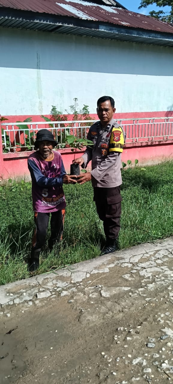 Polsek Reteh Tanam Pohon Matoa, Wujudkan Green Policing di Desa Pulau Kecil