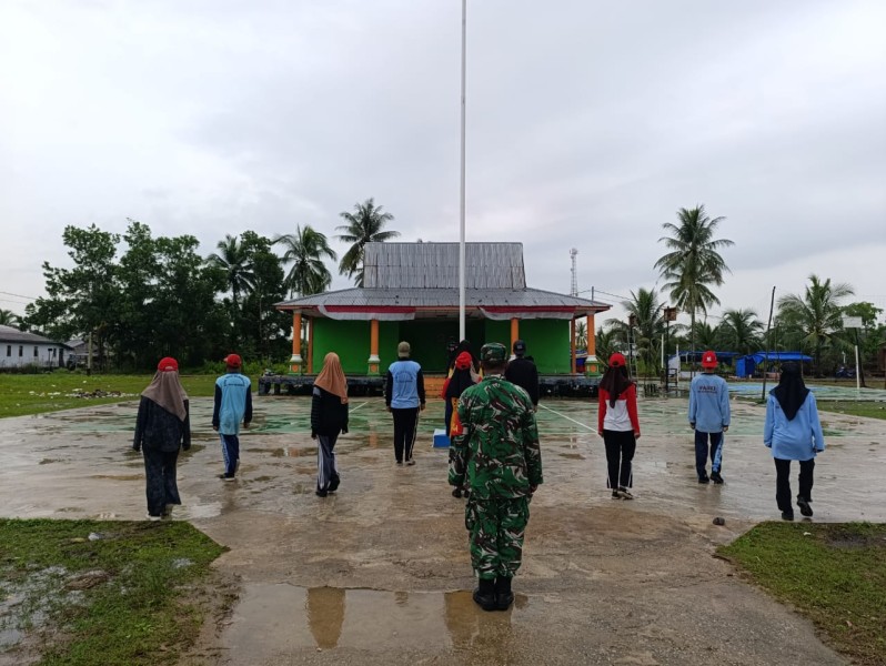 Babinsa Koramil 06/Kateman Latih Paskibraka Kecamatan Teluk Belengkong