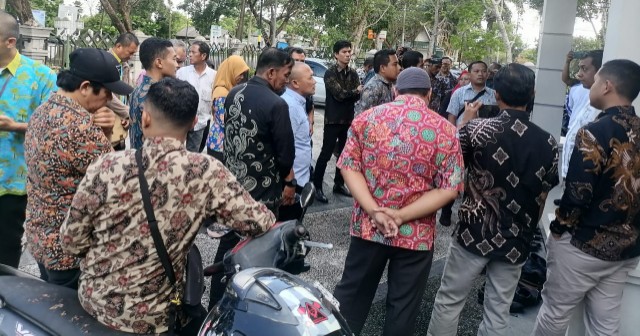 ASN Meranti Orasi ke Kantor Bupati Tuntut TPP agar Segera di Cairkan