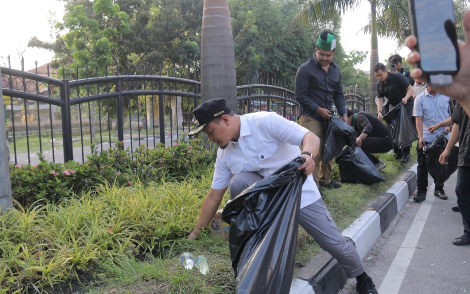 Bersihkan Sampah Sisa Demo, Wako Pekanbaru: Alhamdulillah Aksi Tertib, Tak Ada Fasilitas yang Rusak