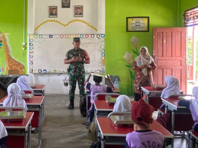 Dukung Gizi Anak, Koramil 06/Kateman Dampingi Program MBG