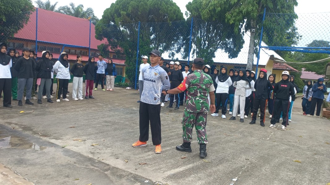 Tanamkan Disiplin dan Jiwa Kepemimpinan, Babinsa Latih PBB Siswa SMA Negeri 3 Dumai