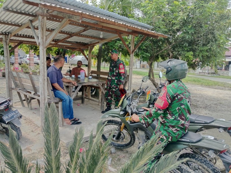 Babinsa Sertu Sugiarto Ajak Warga Rantau Bertuah Perangi Narkoba Lewat Komsos