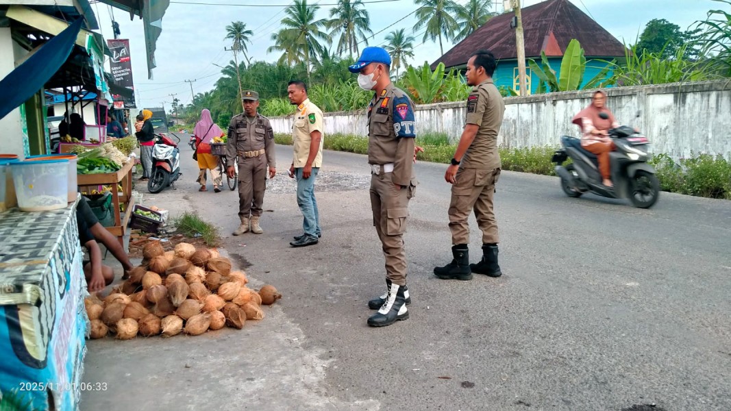 Satpol PP Rohil Tertibkan PKL di Atas Drainase Pasar Bintang, Pastikan Fungsi Saluran Air Kembali Normal